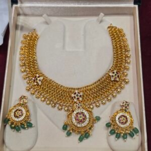 MESS DESGIN NECKLESS