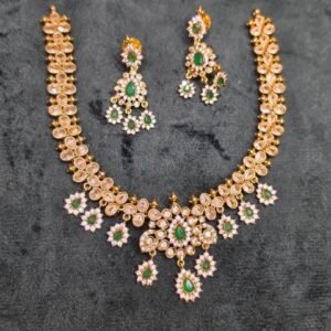 VICTORIA SIMPLE NECKLESS