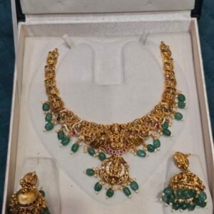 SIMPLE NECKLESS
